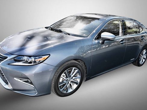 Used 2017 Lexus ES 300h w/ Luxury Package FWD image 3