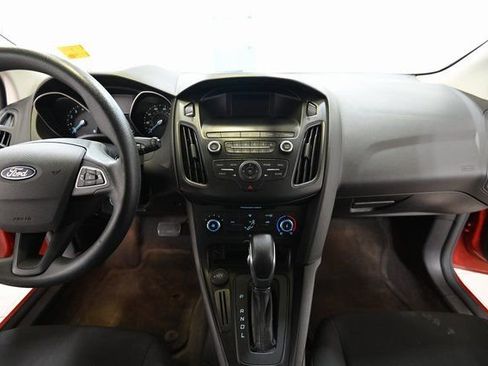 Used 2018 Ford Focus SE image 2
