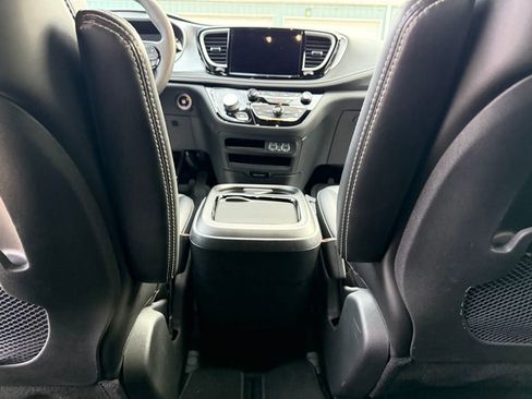 Used 2023 Chrysler Pacifica Touring-L w/ S Appearance Package image 38