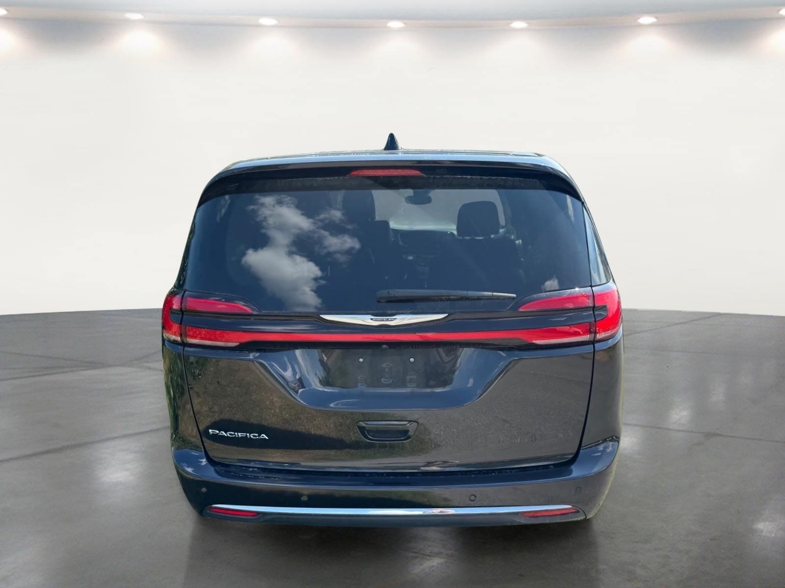 Used 2023 Chrysler Pacifica Touring-L FWD image 17