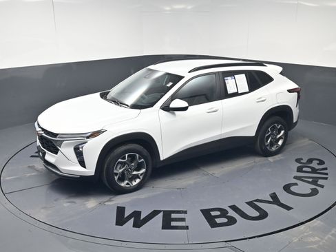 Used 2025 Chevrolet Trax LT w/ Driver Confidence Package image 28