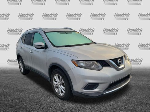 Used 2016 Nissan Rogue SV image 2