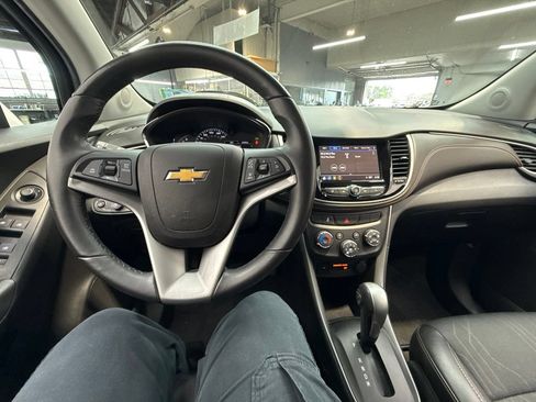 Used 2018 Chevrolet Trax LT w/ LT Convenience Package AWD/4WD image 15