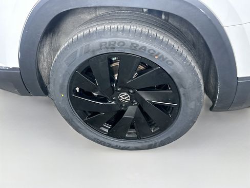 Used 2024 Volkswagen Atlas SE w/ Panoramic Sunroof Package FWD image 11