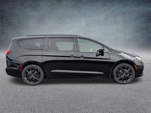 New 2026 Chrysler Pacifica Select image 3