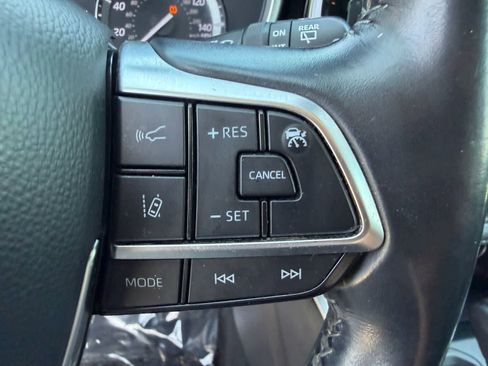 Used 2021 Toyota Highlander XLE FWD image 21