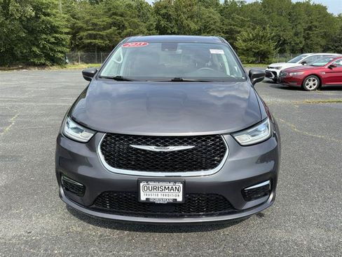 Used 2023 Chrysler Pacifica Touring-L FWD image 2
