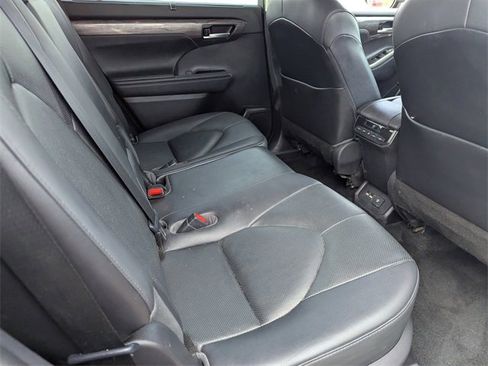 Used 2021 Toyota Highlander Limited image 13
