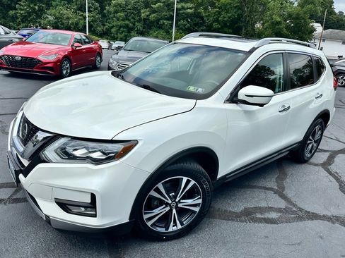 Used 2017 Nissan Rogue SL image 2