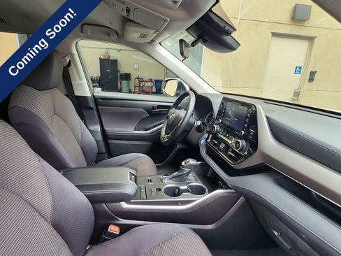 Used 2021 Toyota Highlander LE FWD image 24