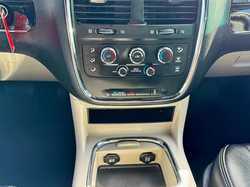 Used 2018 Dodge Grand Caravan SXT image 13