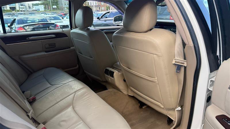 Used 2007 Lincoln Town Car Signature Limited RWD image 20