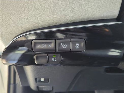 Certified 2018 Toyota Prius Three FWD image 13
