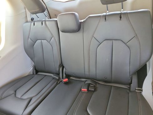 Used 2018 Chrysler Pacifica Touring-L FWD image 10