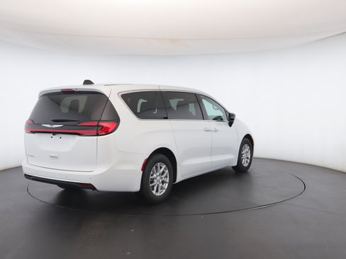 New 2026 Chrysler Pacifica Select image 24