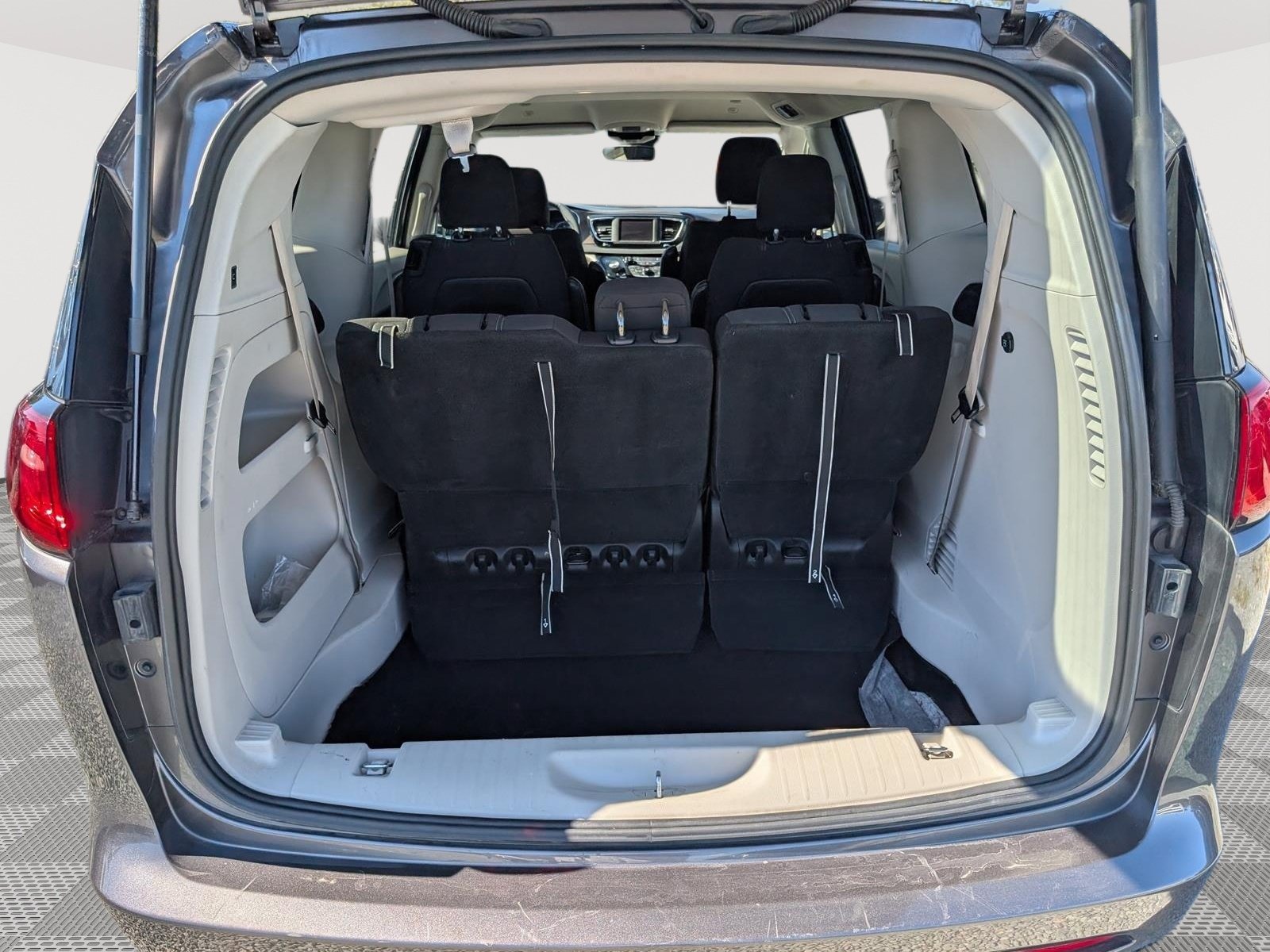 Used 2023 Chrysler Voyager LX FWD image 12