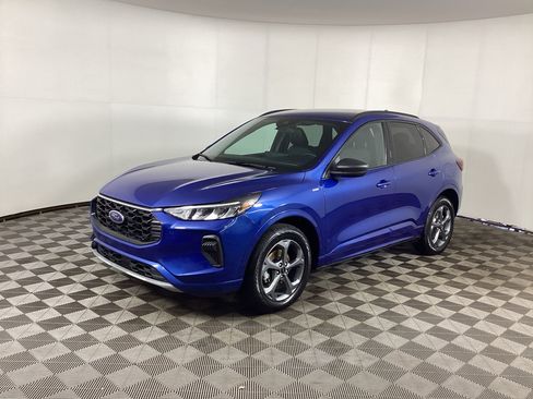 Used 2023 Ford Escape ST-Line w/ Tech Pack #1 AWD/4WD image 5