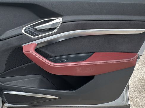 Used 2023 Audi e-tron S Prestige w/ Prestige Package image 30