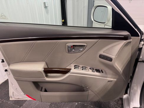 Used 2010 Hyundai Azera Limited w/ Navigation Pkg 3 image 8