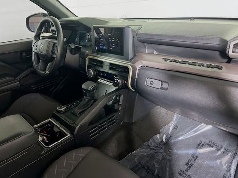 Certified 2025 Toyota Tacoma SR5 AWD/4WD image 25