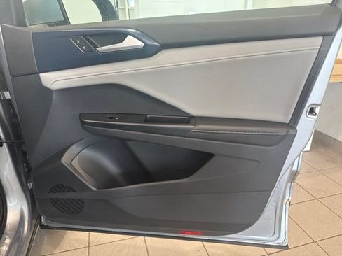 Used 2024 Volkswagen Taos SE AWD/4WD image 21