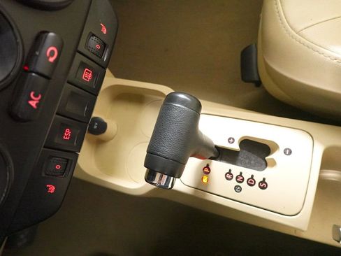 Used 2009 Volkswagen Beetle S image 17