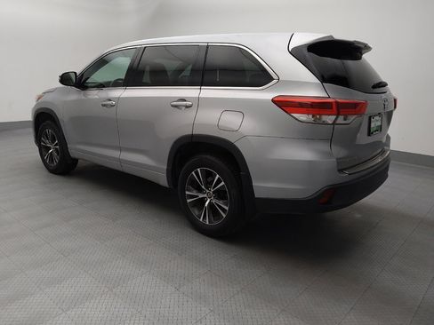 Used 2018 Toyota Highlander LE AWD/4WD image 3