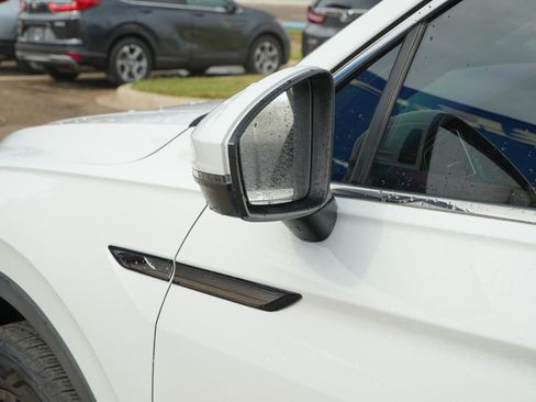 Used 2024 Volkswagen Tiguan SE image 11