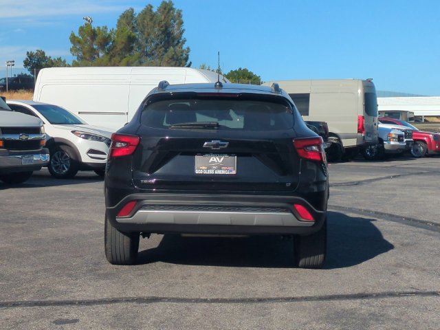 Used 2025 Chevrolet Trax LT FWD image 7