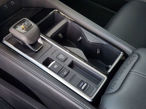 Certified 2025 Nissan Pathfinder SL image 18