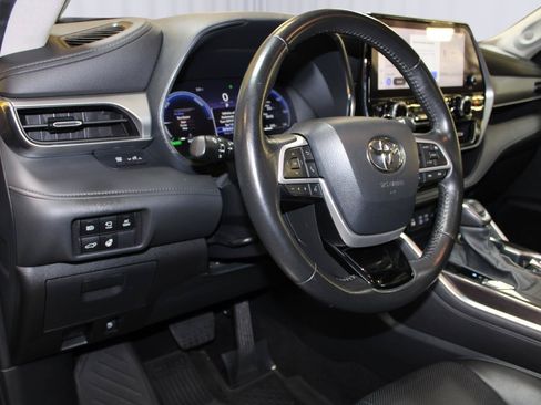 Used 2024 Toyota Highlander Platinum AWD/4WD image 16