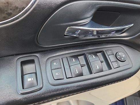 Used 2015 Chrysler Town & Country Touring image 15