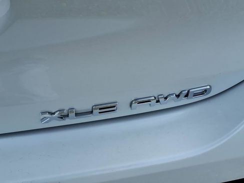 Used 2024 Toyota Highlander XLE image 32