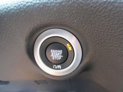 Used 2025 Chrysler Pacifica Select w/ Fav Edition Package FWD image 32