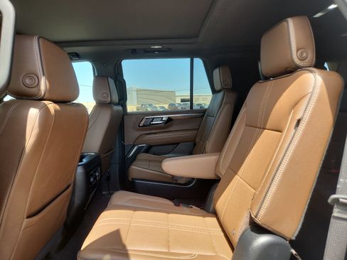 Used 2025 Chevrolet Tahoe High Country AWD/4WD image 8