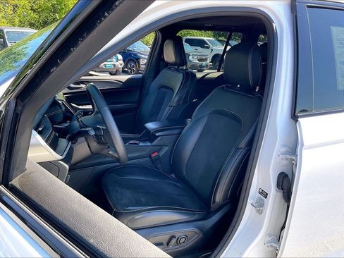 Used 2025 Jeep Grand Cherokee Altitude AWD/4WD image 9
