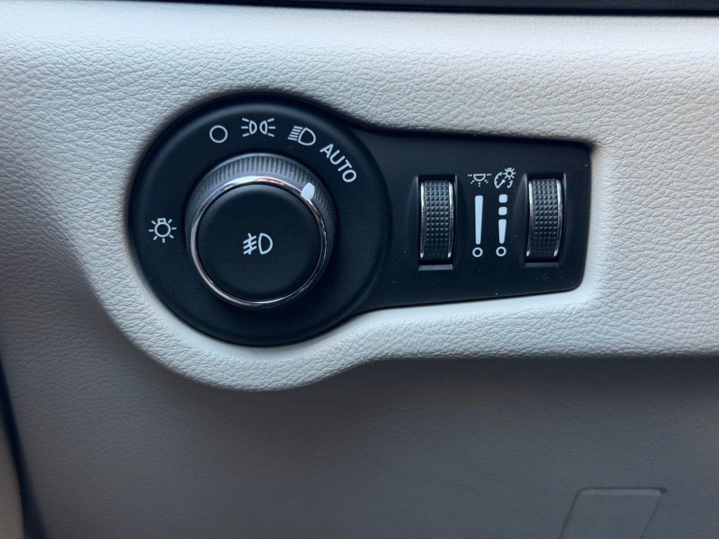 Used 2018 Chrysler Pacifica Touring-L FWD image 12