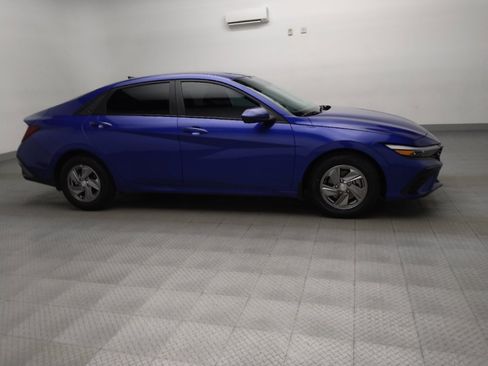 Used 2025 Hyundai Elantra SE image 11