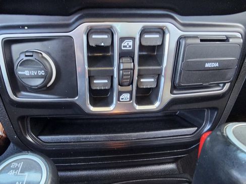 Used 2022 Jeep Wrangler Unlimited Sahara w/ Cold Weather Group AWD/4WD image 36