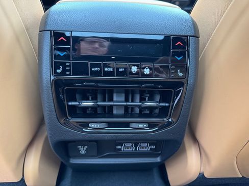 New 2025 Jeep Grand Cherokee Summit w/ Luxury Tech Group V image 17