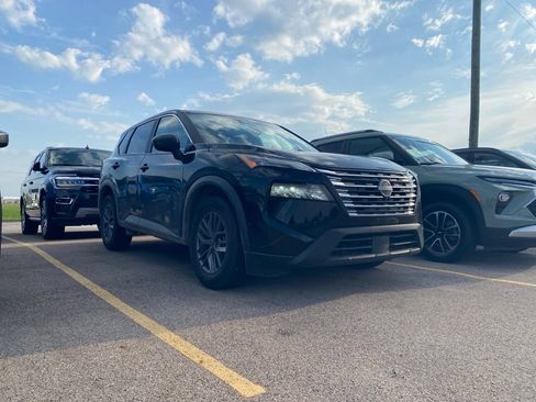 Used 2024 Nissan Rogue S AWD/4WD image 2