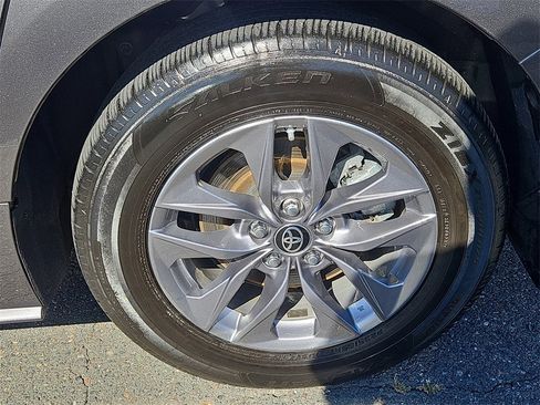 Used 2024 Toyota Sienna XLE image 8