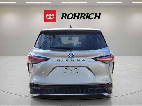 Used 2021 Toyota Sienna XSE image 7