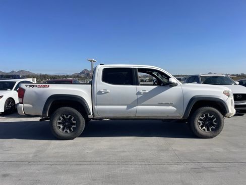 Used 2017 Toyota Tacoma TRD Off-Road image 3