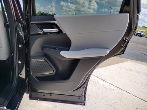 New 2025 Mitsubishi Outlander SE image 32