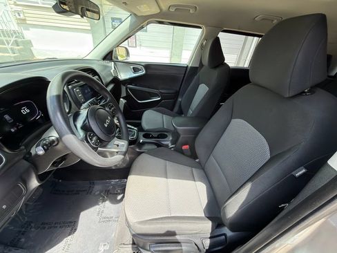 Used 2023 Kia Soul LX w/ LX Technology Package FWD image 18