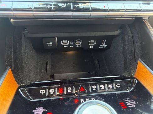 Used 2022 Jeep Grand Wagoneer Series III w/ Rear Seat Video Group 1 AWD/4WD image 39