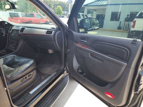 Used 2011 Cadillac Escalade Luxury AWD/4WD image 36