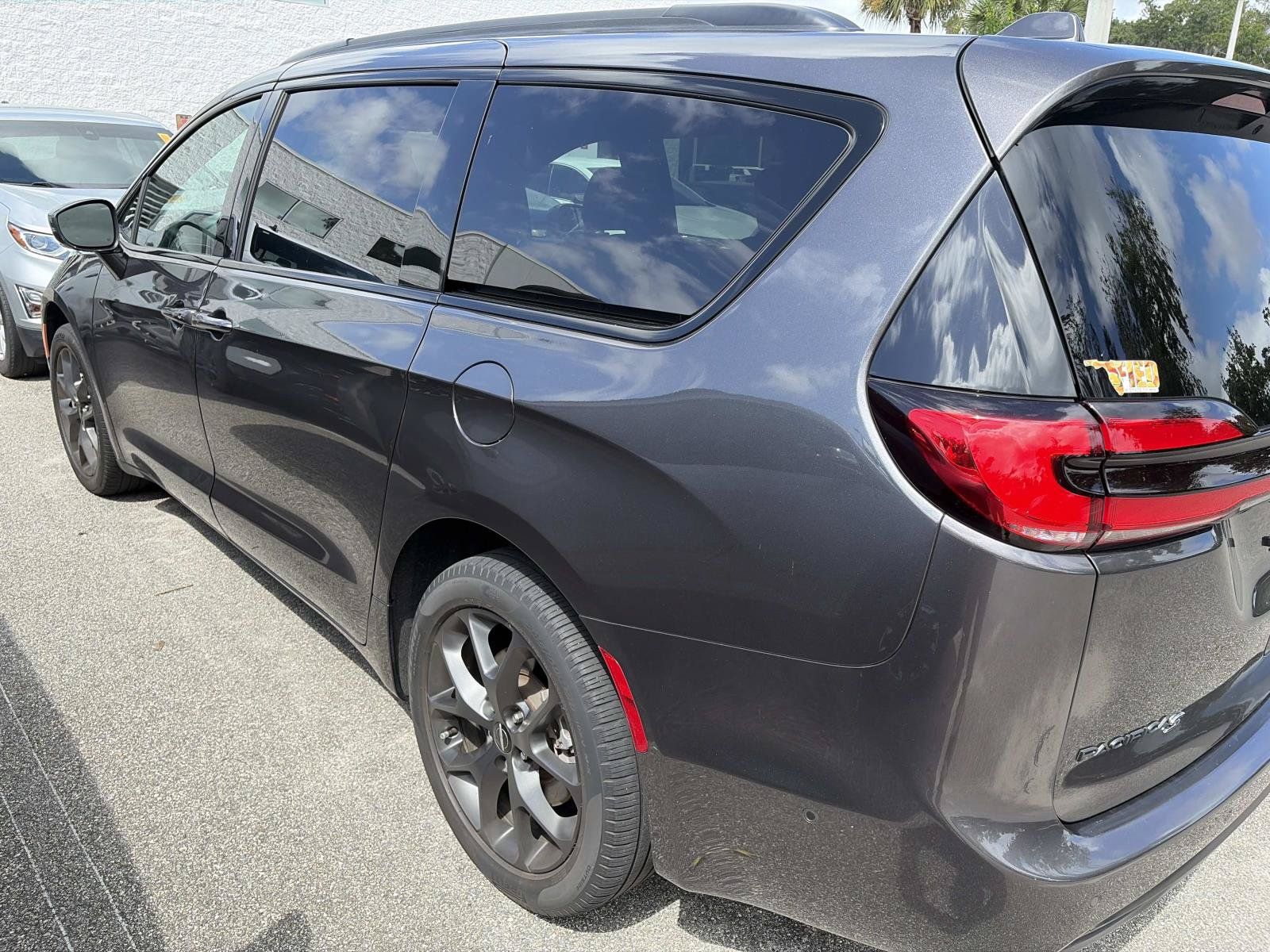 Used 2022 Chrysler Pacifica Touring-L w/ Uconnect Theater Family Group AWD/4WD image 3