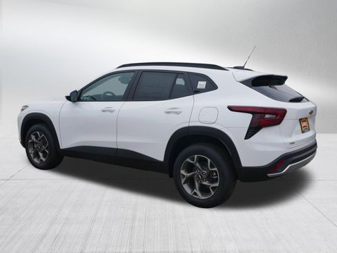 New 2026 Chevrolet Trax LT w/ LT Convenience Package FWD image 2